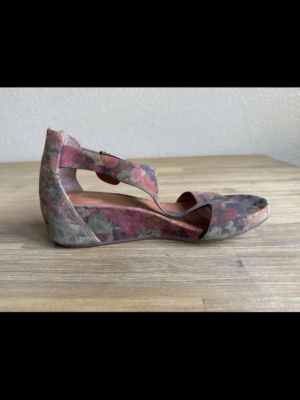 Gentle Souls by Kenneth Cole Gisele Floral Print Wedge Comfort Sandals